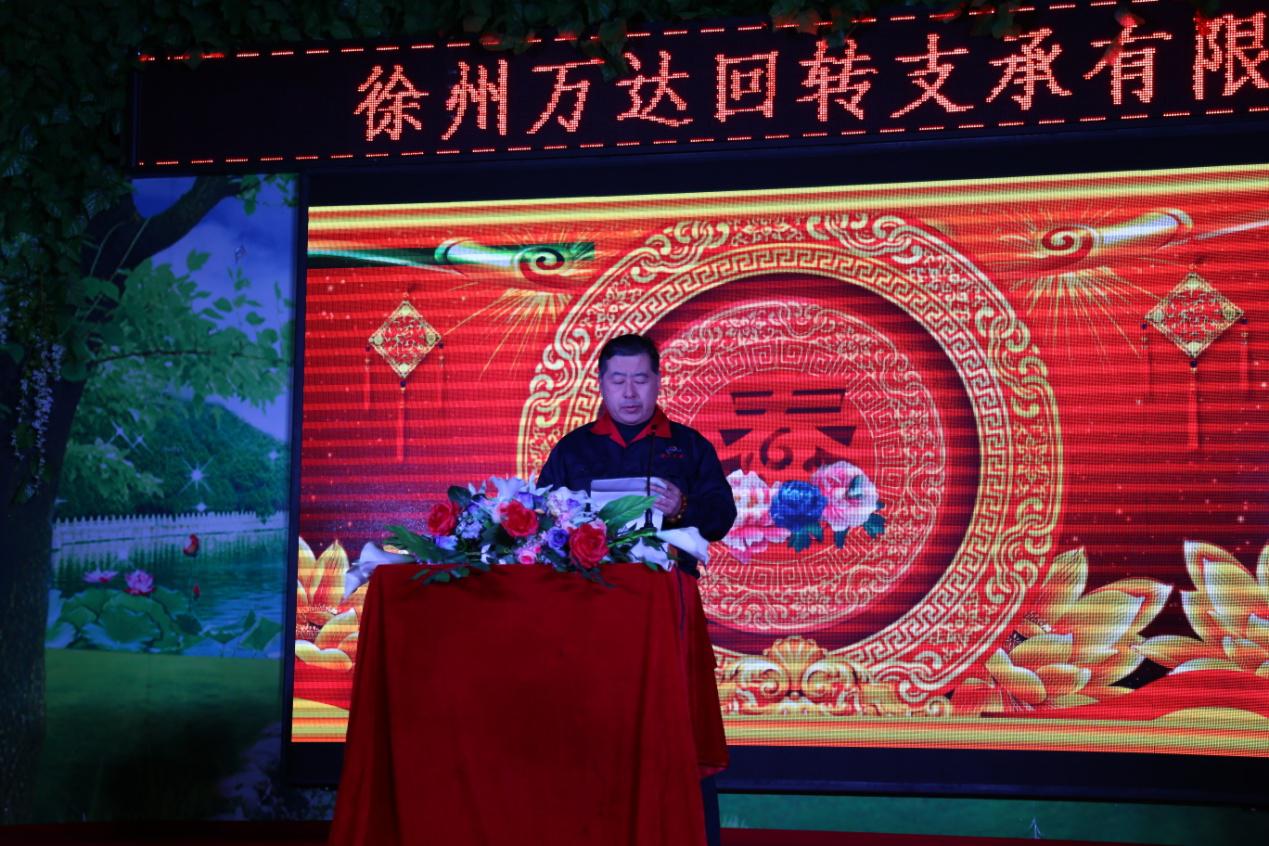 the general manager gave a speech to express his gratitude and welcome to all the guests 총지배인은 자신의 감사를 표명하고 모든 손님에게 오신 것을 환영합니다.